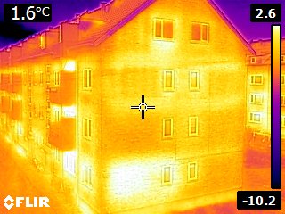 Termografisk billede af bygning før isolering. 